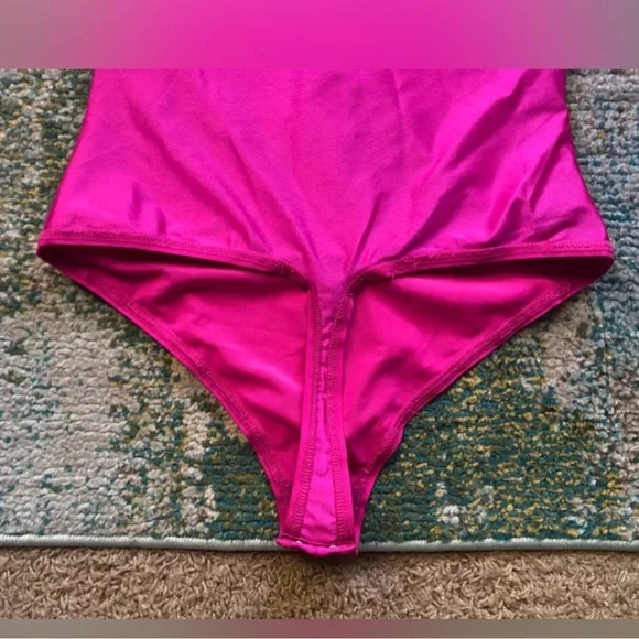 SKIMS Disco long sleeve front zip contour thong bodysuit, size large - Picture 12 of 16